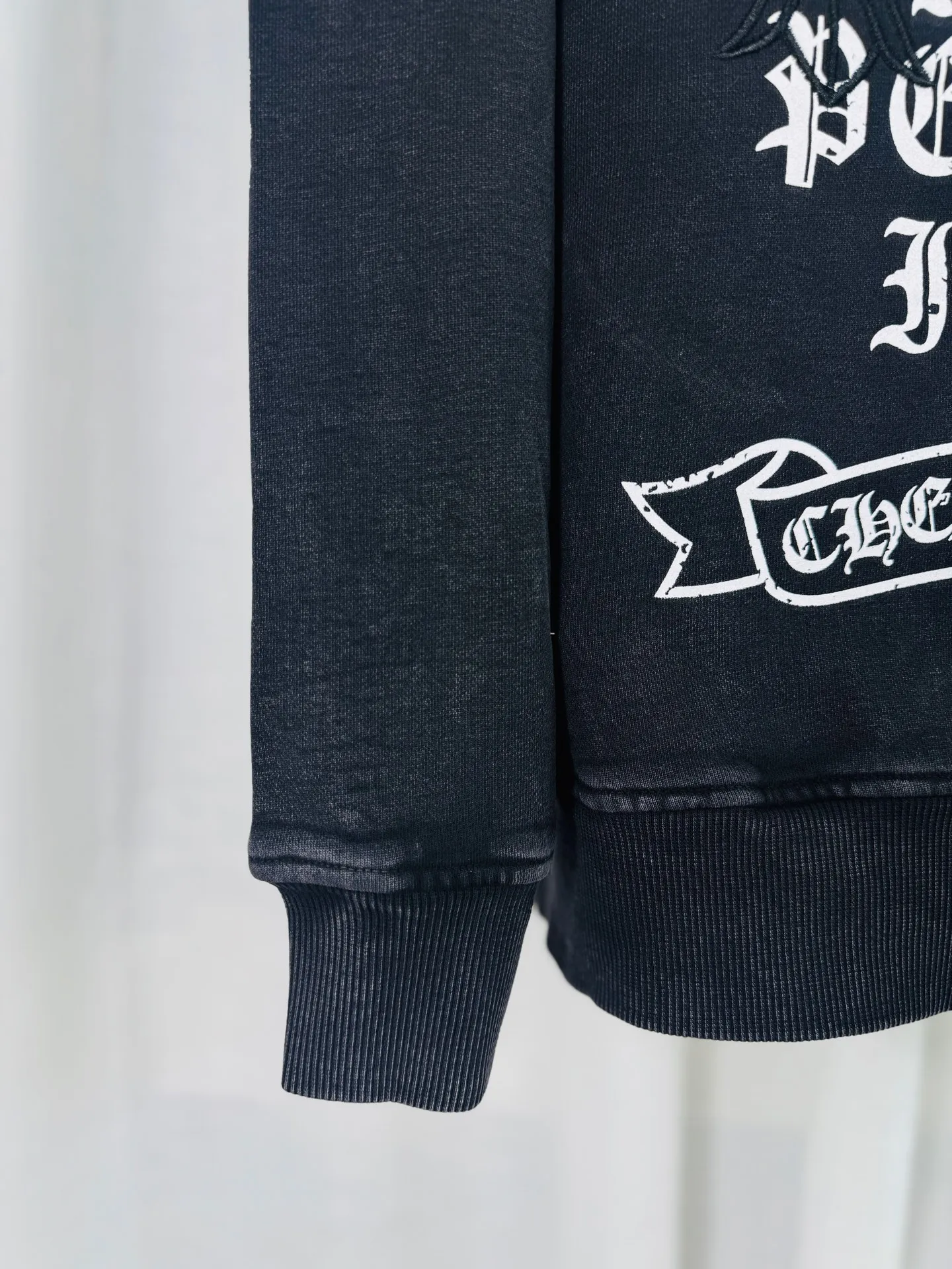 P270 top version, real shot without P, ​​different from market currency) 𝗖𝗵𝗿𝗼𝗺𝗲 𝗛𝗲𝗮𝗿𝘁𝘀/Cro Heart 2025 washed patch embroidery autumn and winter new original single counter American laser burnt 3D three-dimensional color embroidered couple casual sweatshirt 👑The highest version! Customized fabric 430g tripe terry fabric! American acid-washed and distressed original fabric, laser burnt pattern, exquisite embroidery of letters! The best-selling model in the counter, very comfortable to wear. Accessories: original molded and authenticated collar label➕100% silk wash label. Genuine purchase-grade original hangtag➕matching hanging rope➕3D hanging beads➕original packaging bag. Craftsmanship: The original version has consistent wiring! The highest version of the armhole matching technique! Color: Gray Black Size: S M L XL Style No.: 9336